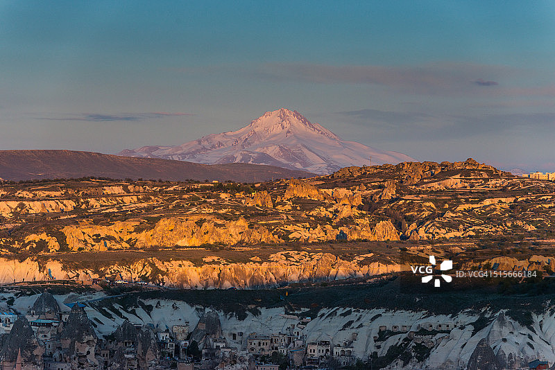 格雷梅的独特岩层与埃尔吉耶斯山背景图片素材