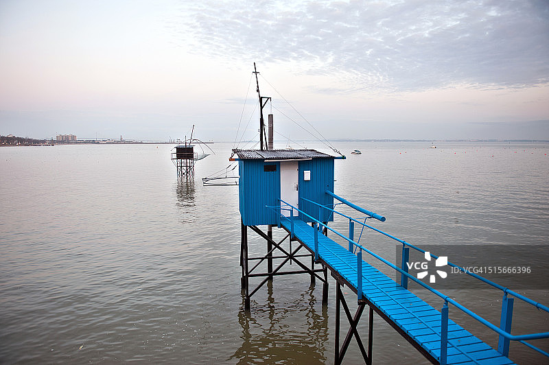 法国卢瓦尔河地区圣纳泽尔的渔屋图片素材