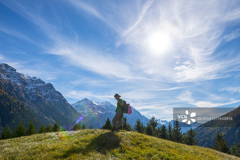 女子登山徒步图片素材