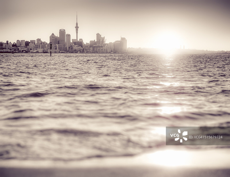 奥克兰日落时分的天际线 - 单色图片素材