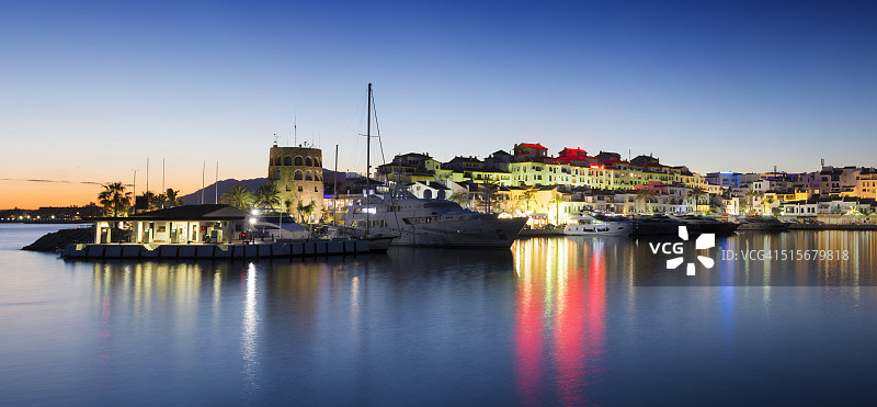 西班牙安达卢西亚日落时的巴努斯港图片素材
