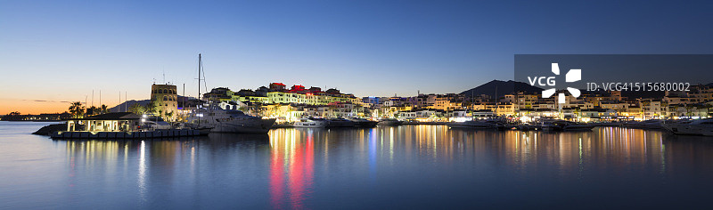 西班牙安达卢西亚的黄昏时分巴努斯港图片素材