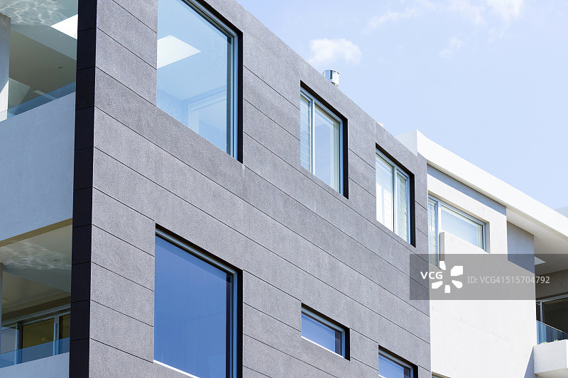 蓝天下的现代公寓建筑特写图片素材