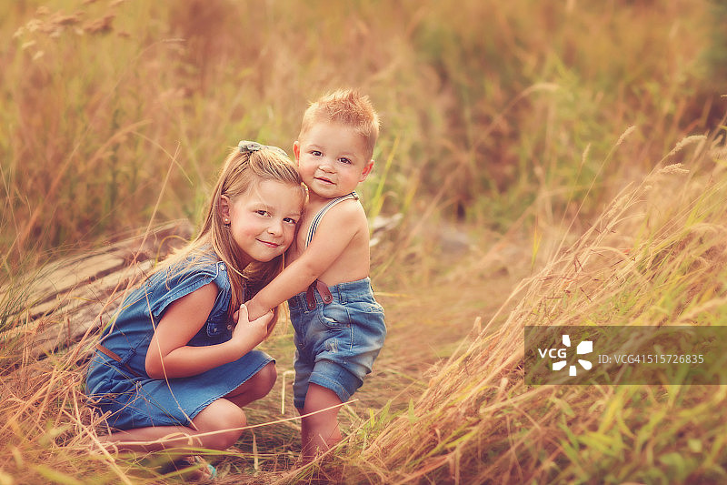 兄妹手牵手在草地上图片素材