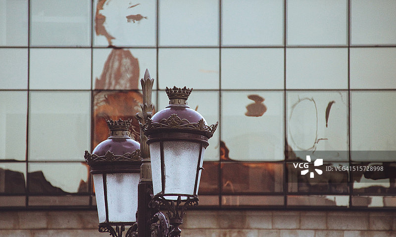 路灯和倒影图片素材