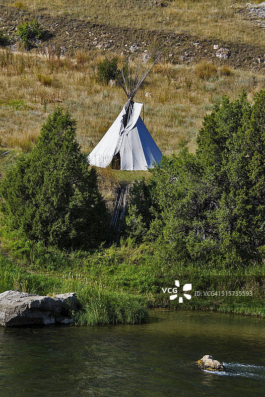 河边的印第安圆锥帐篷图片素材