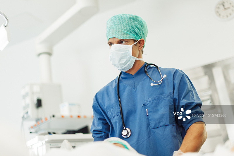医院手术室的麻醉护士图片素材