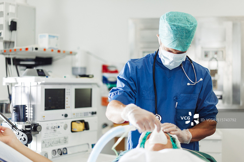 医院手术室的麻醉护士图片素材