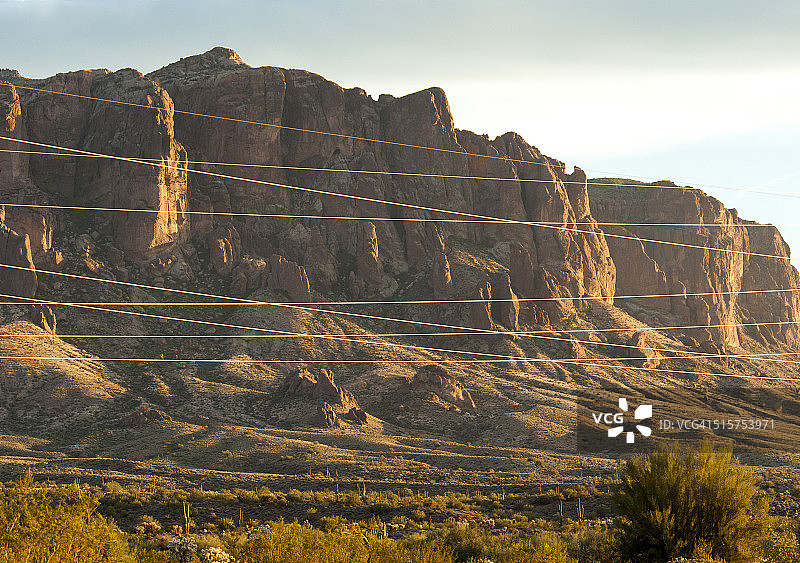 电力线和迷信山图片素材