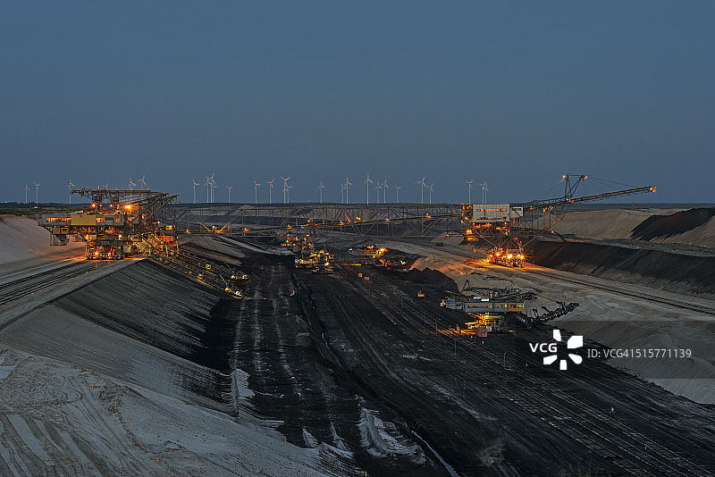 黄昏时分的露天采矿场图片素材