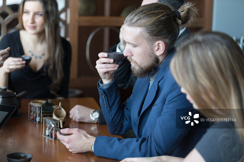 边喝茶边发短信图片素材