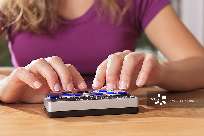 有视觉障碍的学生使用盲文显示器进行交流图片素材