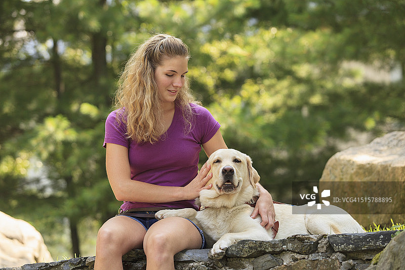 有视觉障碍的女人和她的服务犬一起放松图片素材