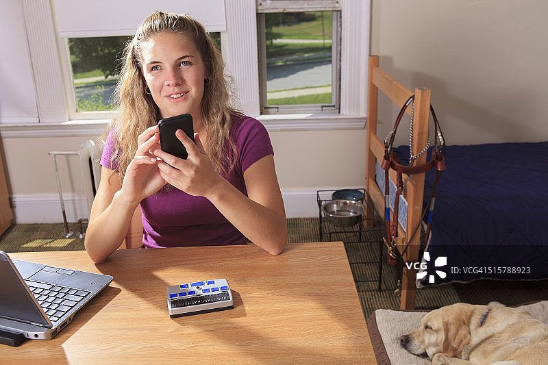 视力障碍学生在宿舍使用手机图片素材