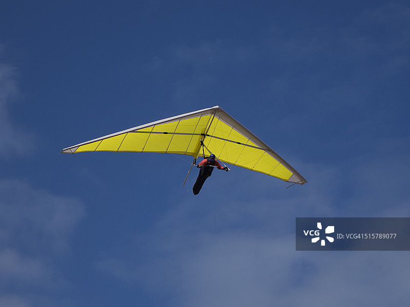 低角度看滑翔伞飞行，蓝色天空图片素材