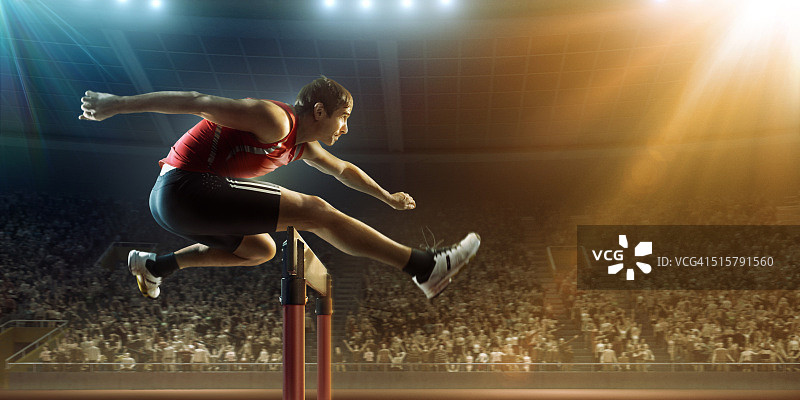 在运动比赛中跨越障碍的男人图片素材