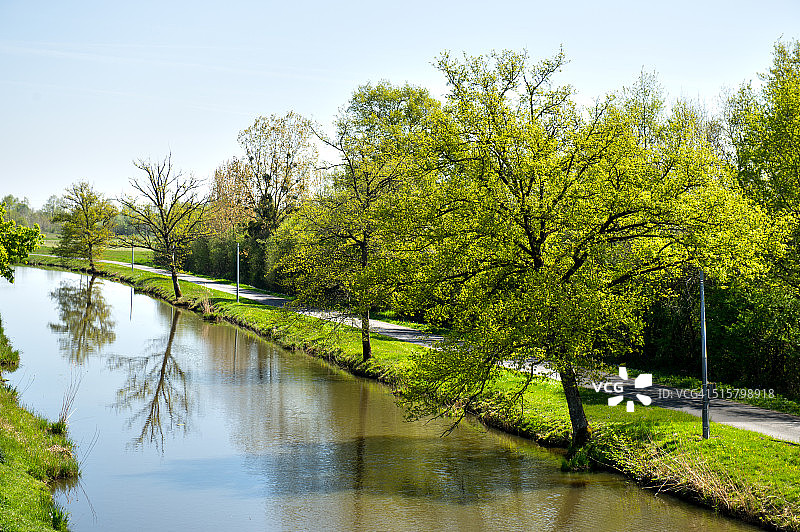 卢瓦雷省奥尔良运河的春天色彩图片素材
