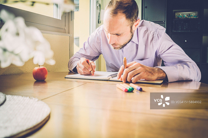 成人涂色书 - 年轻男人在家放松图片素材