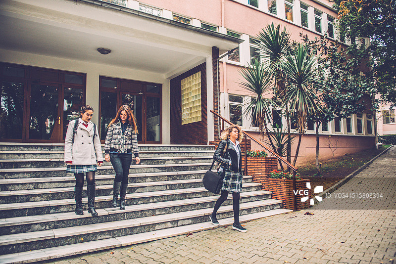 快乐的土耳其女学生离开伊斯坦布尔学校图片素材