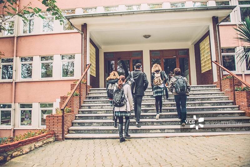 五名土耳其学生在伊斯坦布尔上学图片素材