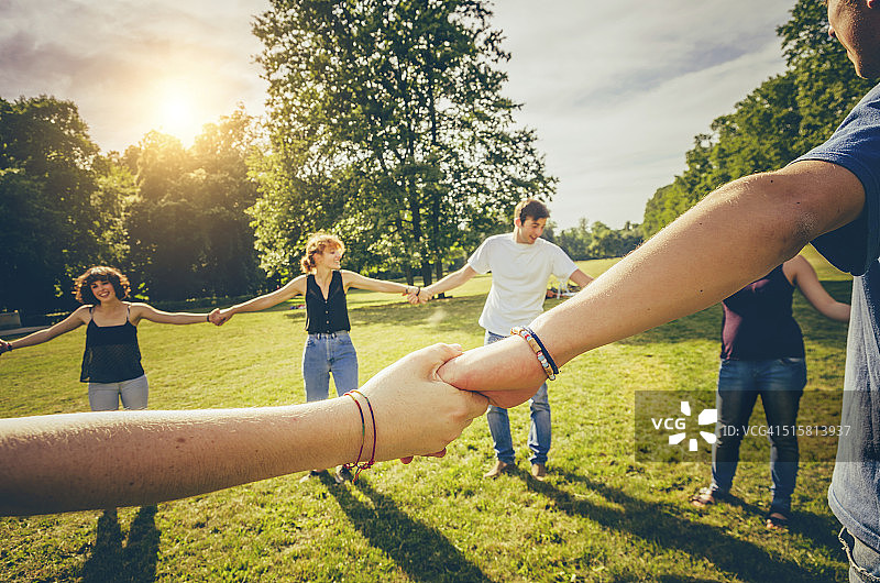 朋友们在公园里手牵着手图片素材