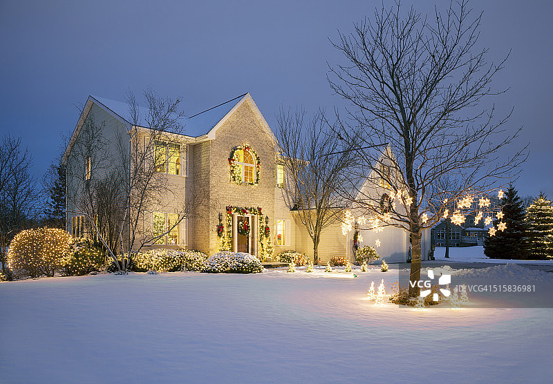 圣诞装饰的节日灯光雪景家居图片素材