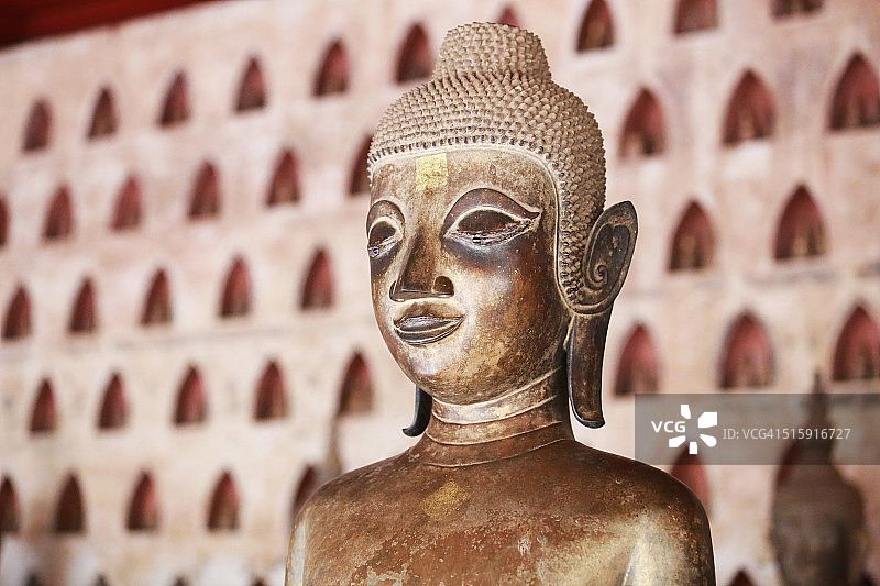 西萨吉寺金色古佛像图片素材