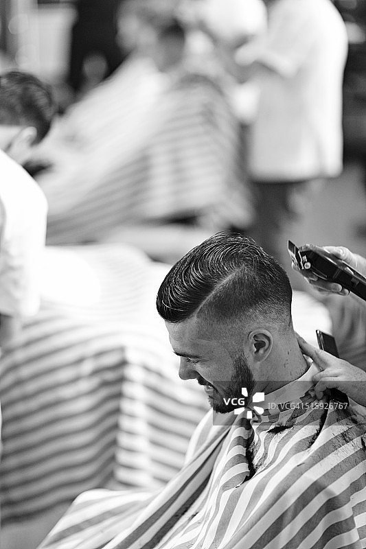 顾客在理发店理发图片素材