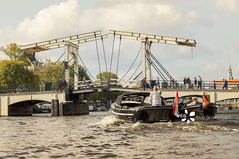 阿姆斯特尔河驶向瘦桥的船只图片素材