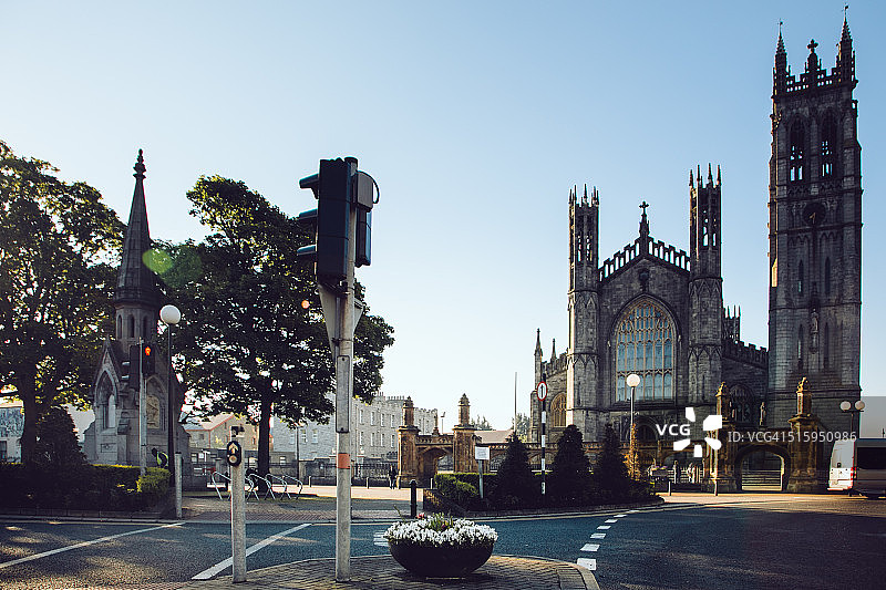 背景是圣帕特里克教堂的邓多克城市街道图片素材