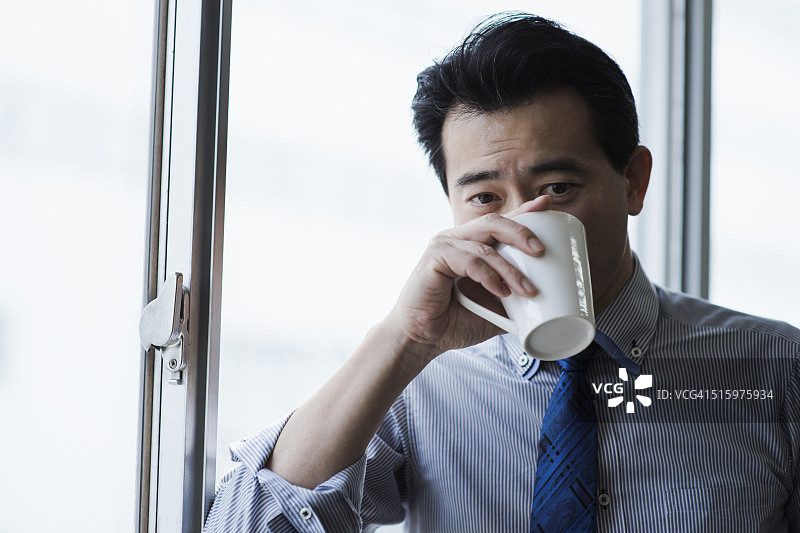 在办公室喝咖啡休息的商人图片素材