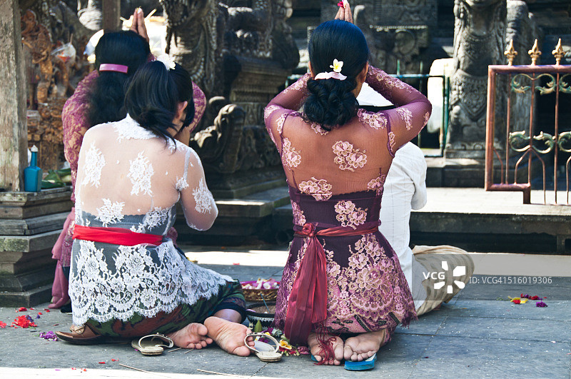 巴厘岛寺庙中的参拜者图片素材