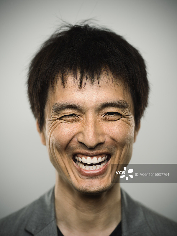 看着镜头的年轻日本男人图片素材