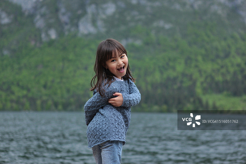 年轻女孩在湖边摆姿势图片素材
