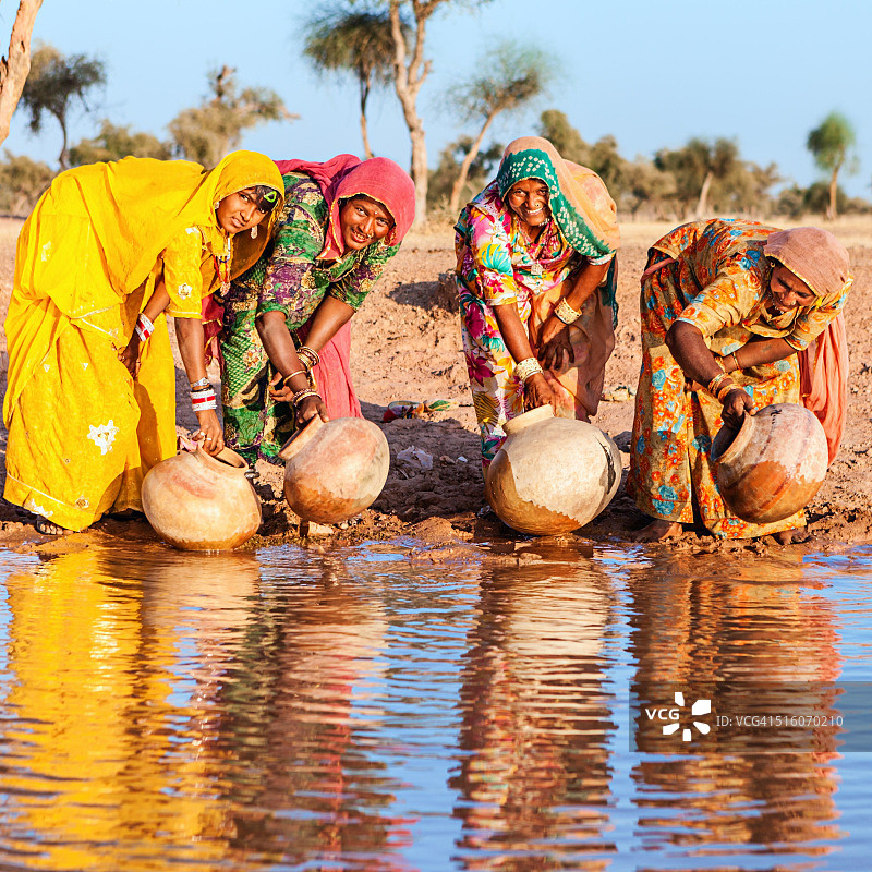 印度妇女在拉贾斯坦邦塔尔沙漠取水图片素材