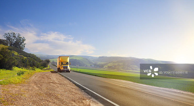 路上的卡车图片素材