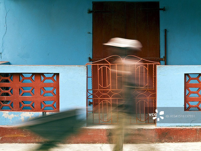 男子推着独轮车图片素材