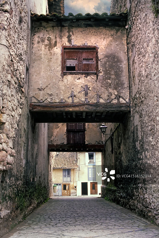 西班牙亚内斯小巷上的桥图片素材