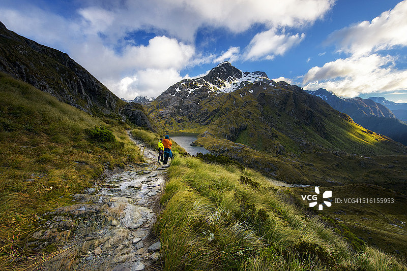 摄影师在路线燃烧轨迹上拍照图片素材