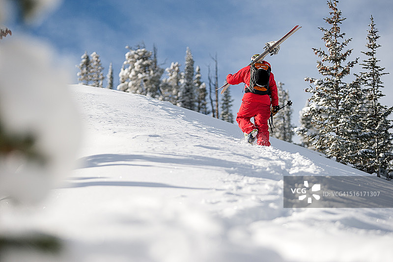滑雪者在晴朗的日子里在偏远地区徒步旅行图片素材
