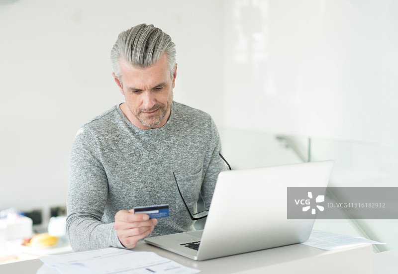 男人在线购物图片素材