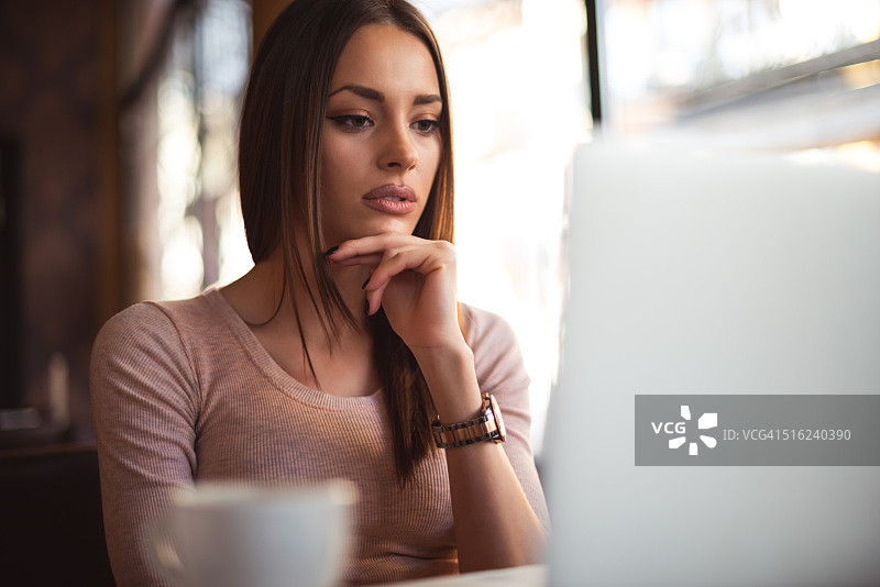 喝着咖啡浏览图片素材