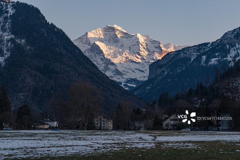 从因特拉肯眺望少女峰和劳特布伦嫩山谷图片素材