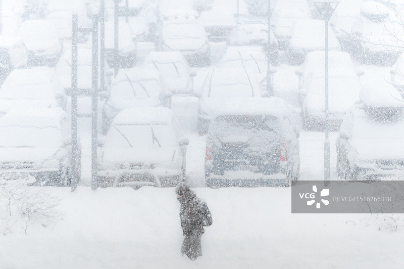 男子在雪中行走图片素材