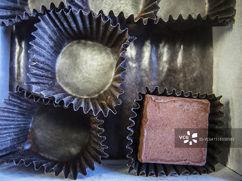 巧克力糖果和空糖纸图片素材