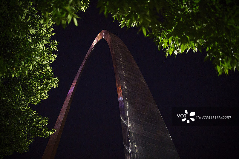 夜晚的圣路易斯拱门图片素材