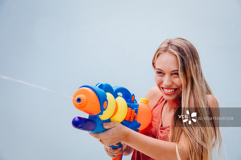 玩水枪的少女图片素材