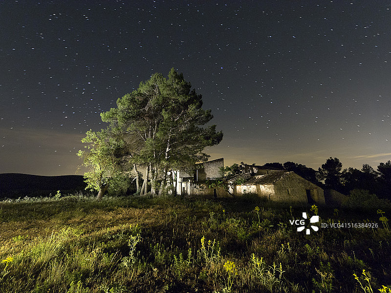 无人居住的废弃农舍，满月之夜图片素材