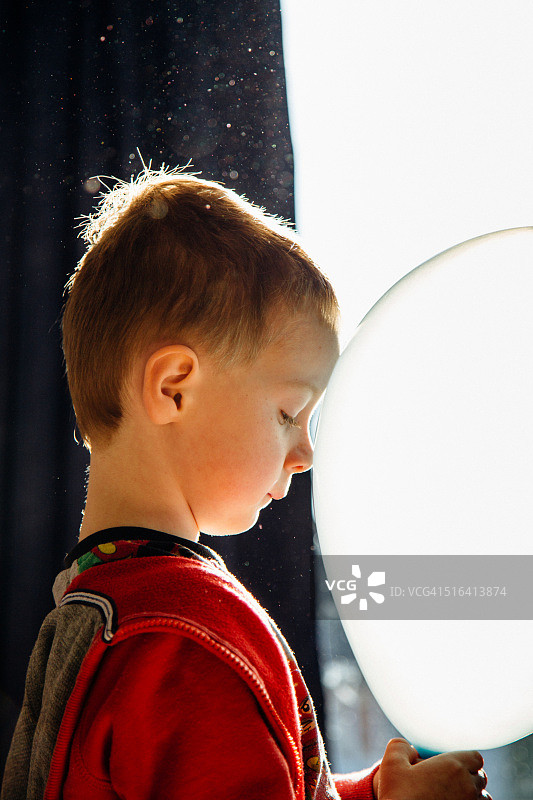 威廉和神奇的生日气球图片素材