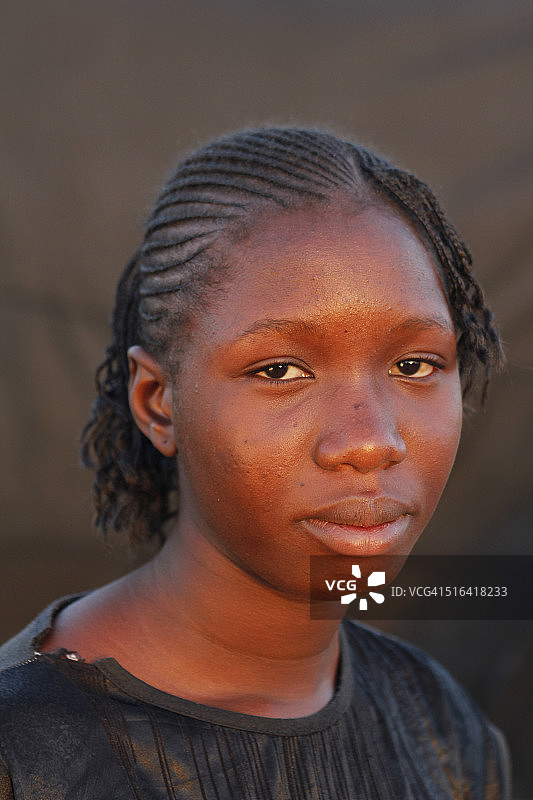 一个年轻女孩的肖像图片素材